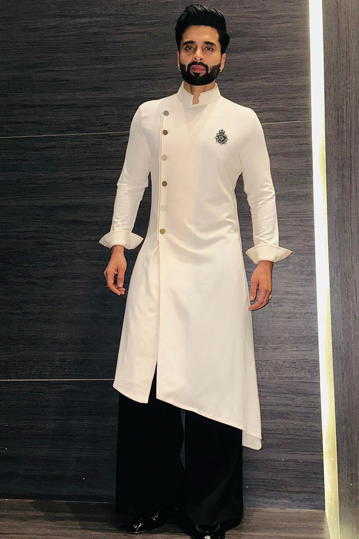 Jackky Bhagnani In Minimalistic Off white Asymmetric Kurta